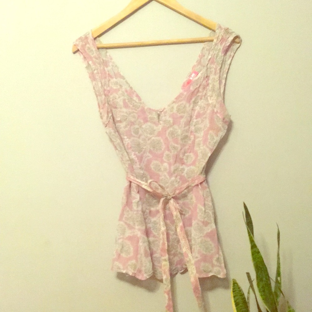 Lux Tank blouse keyhole and v back with tie belt